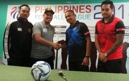 <p><strong>PRE-MATCH PRESSCON.</strong> Ceres-Negros assistant coach Ronald Ian Treyes (2<sup>nd</sup> from left) and Davao Aguilas head coach Melchor Anzures (2<sup>nd</sup> from right) with their respective players Michael Louie Casas (left) and Jason de Jong during the pre-match press conference in Bacolod City on Tuesday (June 5, 2018).<em> (Photo by Nanette L. Guadalquiver)</em></p>